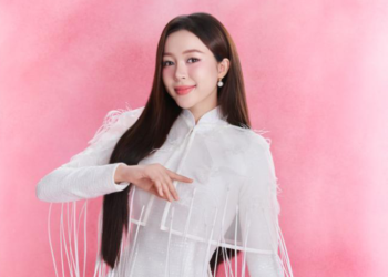 Hưởng ứng Lễ Quốc khánh 2/9, Hoa hậu Kiều Duy diện áo dài trắng trong bộ hình đầu tiên gửi đến Miss International