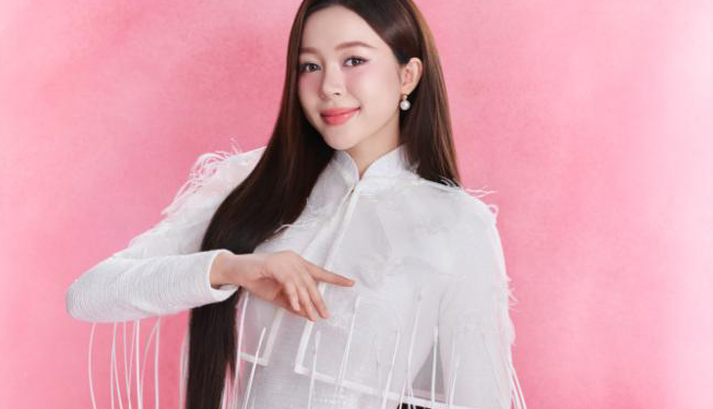 Hưởng ứng Lễ Quốc khánh 2/9, Hoa hậu Kiều Duy diện áo dài trắng trong bộ hình đầu tiên gửi đến Miss International