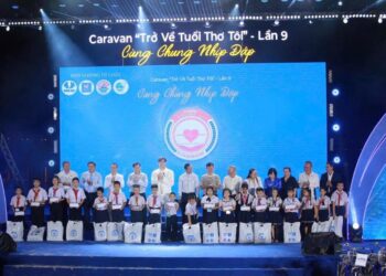 Ông Johnathan Hạnh Nguyễn đồng hành cùng 1.050 học sinh khó khăn Khánh Hòa