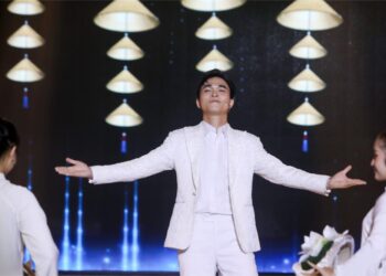 Giám khảo Vũ Thành Vinh xúc động với câu chuyện mà La Chí Hùng mang đến sân khấu Tình Bolero 2025