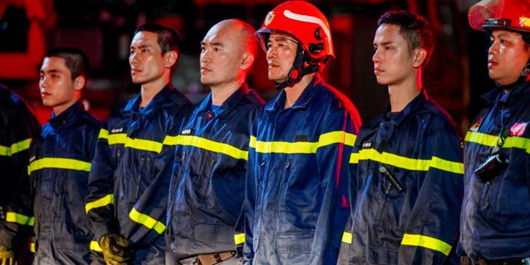 Dàn cast Chiến Sĩ Quả Cảm xé lòng nghe Trung tá Lê Tấn Châu kể lại nỗi ám ảnh từ sau vụ cháy chung cư Carina