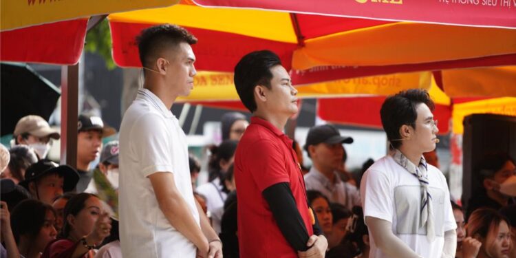 Huỳnh Lập và MC Dương Hồng Phúc hỗ trợ tiền khám chữa bệnh cho các hoàn cảnh khó khăn