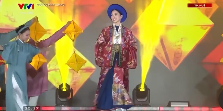 Hoa hậu Tiểu Vy trình diễn Việt phục tại Cầu truyền hình chính luận nghệ thuật “Dưới cờ Vinh Quang”