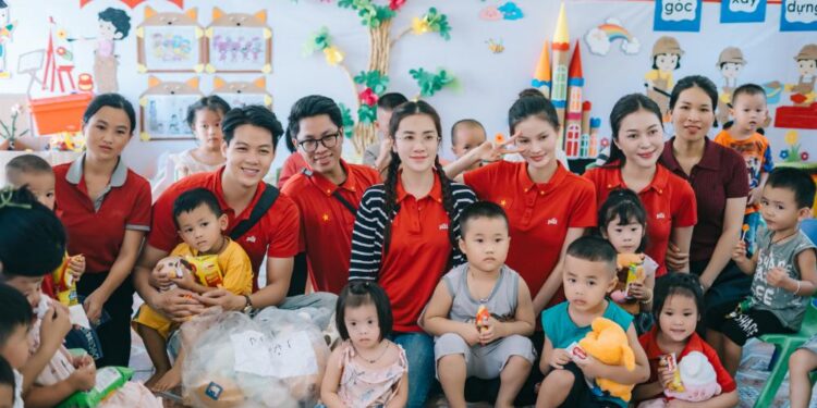 Câu lạc bộ Pickleball của nghệ sĩ tặng quà khắc phục hậu quả cơn bão số 3