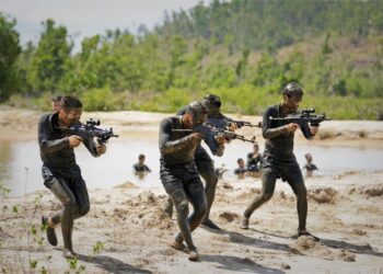 Tiến Luật hoảng hốt vì bị tấn công bằng miểng chai trong Tập 9 Chiến sĩ quả cảm