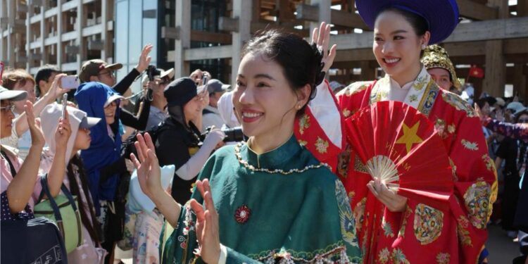 Hoa hậu Thanh Thủy, Thạc sĩ Phạm Kim Dung diễu hành cổ phục, quảng bá văn hóa Việt tại Osaka Expo 2025 Nhật Bản
