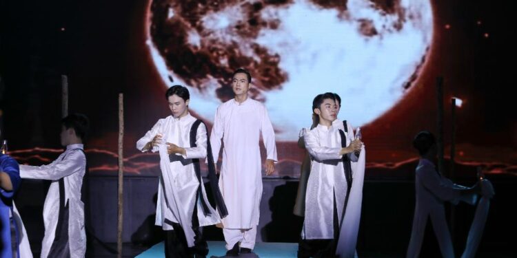 Danh ca Phương Dung ấn tượng với khả năng hát cải lương ngọt ngào của Lê Minh Thuấn