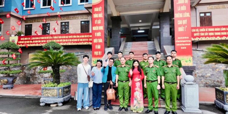 Nữ doanh nhân Anna Yến Phượng thăm hỏi thân tình tại Trung Đoàn Cảnh sát 