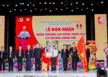 Trường THCS-THPT Hồng Hà ghi dấu ấn với hai Huân Chương Lao Động Hạng Nhì ngay trong ngày đầu năm học