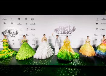 NTK Nguyễn Minh Công – Người đưa bánh dân gian miền Tây bước lên sàn diễn thời trang 