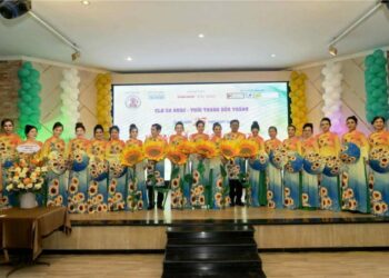 Dàn hoa, Á hậu và các khách mời nổi tiếng hội ngộ trong Lễ kỷ niệm 25 năm thành lập Câu lạc bộ Ca nhạc Thời trang- Bến Thành