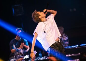 OSAD diễn live 10 bài trong buổi ra mắt album đầu tay, kết hợp cùng onionn. và em xinh Mỹ Mỹ 