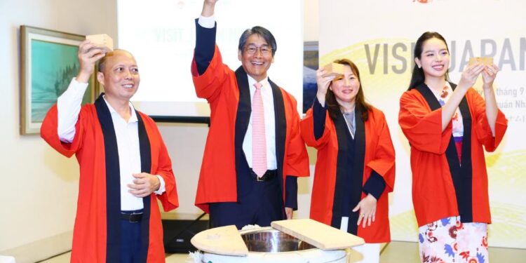 Hoa hậu Thanh Thủy tham dự sự kiện “Visit Japan Night” của Đại sứ quán Nhật Bản, tiếp nối sứ mệnh kết nối văn hóa Việt – Nhật