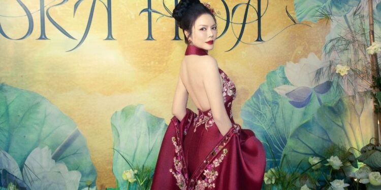 Lý Nhã Kỳ dự ra mắt phim Chị ngã em nâng vừa đến ủng hộ NTK Linh San