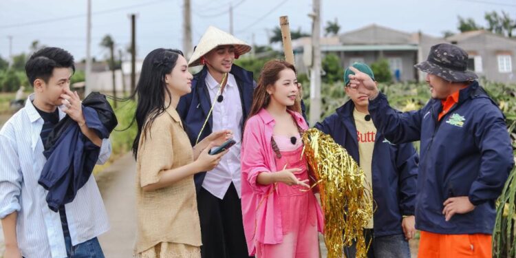 Hương Giang, Chi Pu cùng Ninh Dương Story khiến khán giả “cười ngất” trong Hàng Xóm Mới