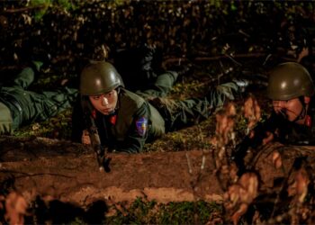 MONO xúc động bật khóc sau khi nghe câu chuyện về những người ngã xuống trong “Chiến sĩ quả cảm”