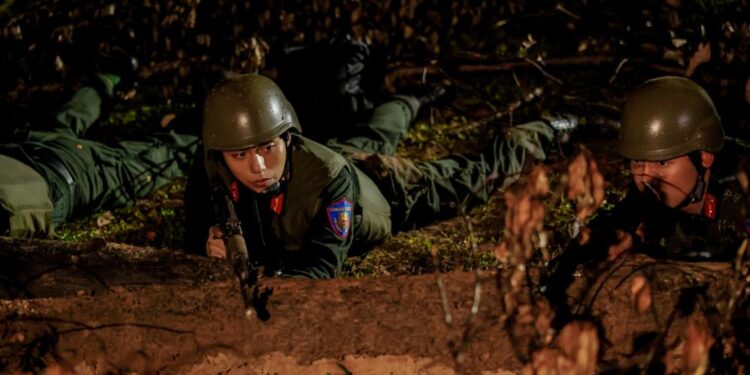 MONO xúc động bật khóc sau khi nghe câu chuyện về những người ngã xuống trong “Chiến sĩ quả cảm”