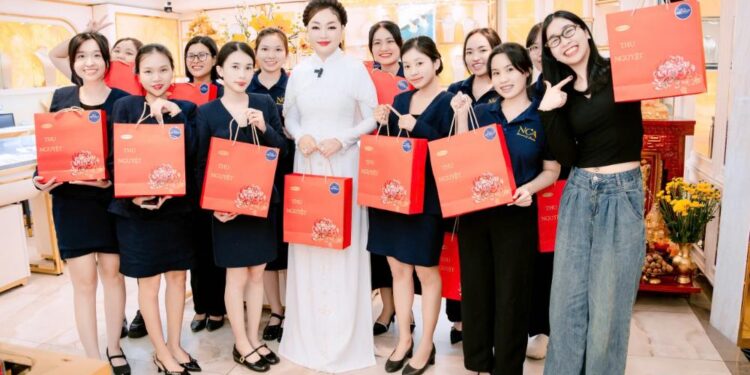 Một ngày, ba sự kiện – Hoa hậu Hoàng Thanh Nga giữ phong độ đỉnh cao với bộ áo dài trắng