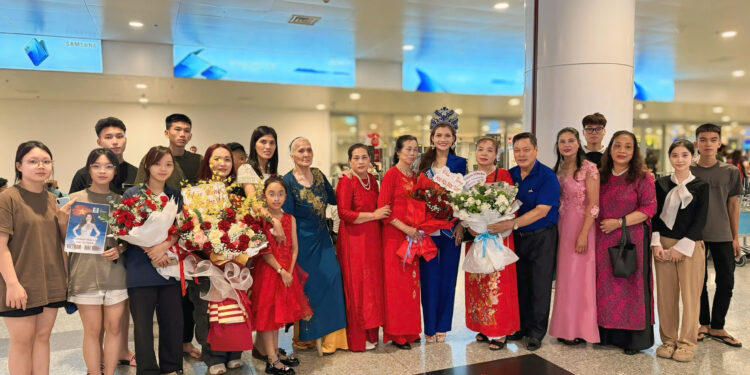 Trong vòng tay yêu thương của người hâm mộ, Hoa hậu Mạc Minh rạng rỡ trở về quê hương