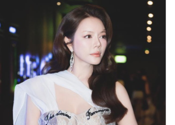 Lý Nhã Kỳ gây “chấn động” thảm đỏ Văn Mai Hương, hài hước hỏi MC: “Mời chị đóng vai mẹ hả em?”.