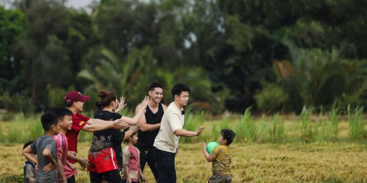 Ấm áp khoảnh khắc Chi Pu – Hương Giang cùng dàn cast tất bật chuẩn bị bữa tối cho cả nhà