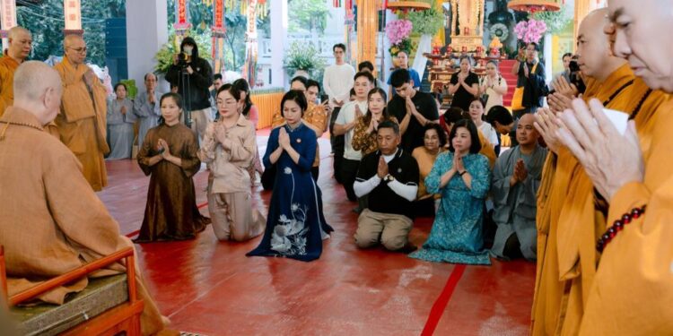 Vợ chồng Hoa hậu Hoàng Thanh Nga trang trọng dự lễ tưởng niệm anh linh liệt sĩ ở Công viên Văn hóa Lê Thị Riêng