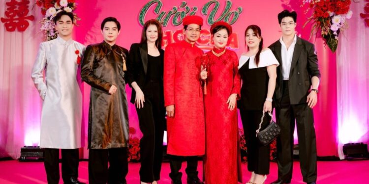 Sánh đôi cùng chồng, Hoa hậu Hoàng Thanh Nga ngập tràn hạnh phúc trong buổi ra mắt “Cưới Vợ Cho Cha”