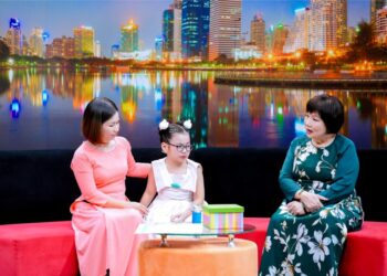 Điều Con Muốn Nói: Bé gái 8 tuổi khóc trong vòng tay Ốc Thanh Vân, nén sự tủi thân