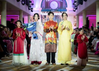 Quán quân Ngọc Mai, Minh Đăng, Bảo Ngọc và Á Quân Như Ý Cosmo Kid’s Star tỏa sáng cùng áo dài tại Cosmo The Show – The Essence Of Vietnam