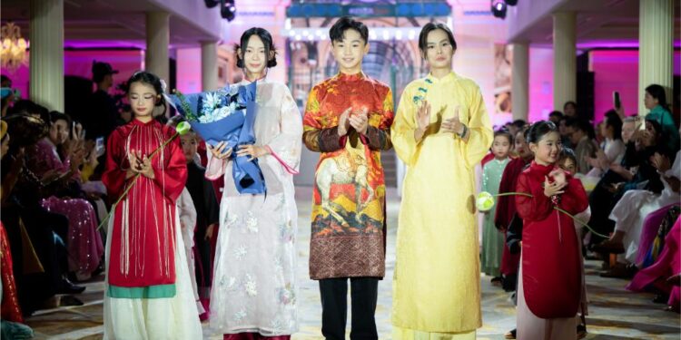 Quán quân Ngọc Mai, Minh Đăng, Bảo Ngọc và Á Quân Như Ý Cosmo Kid’s Star tỏa sáng cùng áo dài tại Cosmo The Show – The Essence Of Vietnam