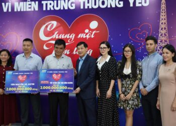 10 tỷ đồng đóng góp cho miền Trung từ gia đình tỷ phú Johnathan Hạnh Nguyễn trong tuần qua