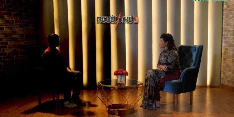 Con trai “tố” ba bạo hành mẹ suốt nhiều năm, rời gia đình để “giải thoát cho bản thân”