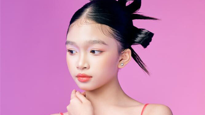 Ruby Tâm Nhi tỏa sáng rạng rỡ cùng thiết kế lấy cảm hứng từ bánh dân gian của NTK Nguyễn Minh Công