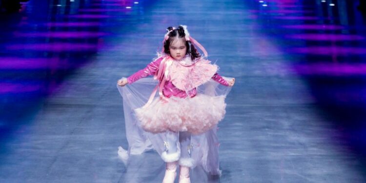 Mẫu nhí 4 tuổi Nari Bảo Anh chinh phục Harbin Fashion Week 2026 trong BST của NTK Thanh Huynh