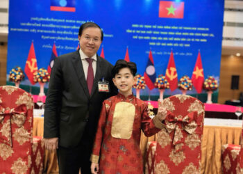  Bùi Khâu Minh Triết – Nam vương Nhí Thế giới duy nhất được lựa chọn cho sự kiện Nghệ thuật đón tiếp Lãnh đạo cấp cao Lào tại Việt Nam