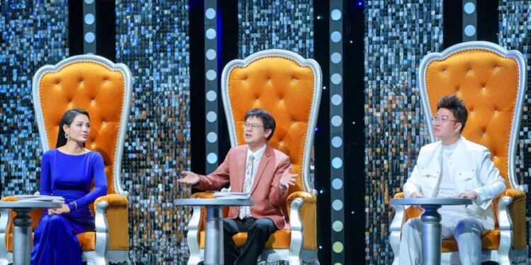 Tuấn Tú hát Neo đậu bến quê, được ca nhạc sĩ Sỹ Luân và danh ca Thái Châu “nhắc nhở thân thiện”