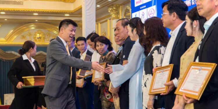 Tham tán thương mại Campuchia và 350 đại biểu tham dự Hội nghị Tổng kết năm 2025 Hội Doanh nghiệp Khu vực Tây Sài Gòn