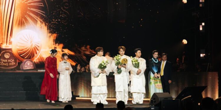 DTAP lập cú đúp “Nhà sản xuất âm nhạc của năm” và “Album của năm” tại Tinh hoa Việt mùa đầu tiên