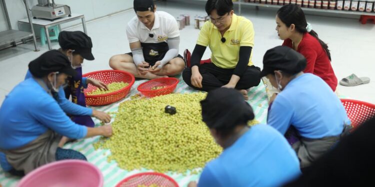 Tập 2 Đệ Nhất Mưu Sinh hé lộ cuộc đời nhiều thăng trầm của nhà sáng tạo nội dung Huyền Phi