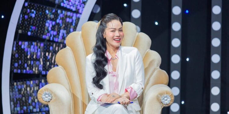 Khoảnh khắc “vịt hóa thiên nga” của ca sĩ Nhật Kim Anh tại Liên hoan phim Quốc tế Việt Nam lần thứ nhất