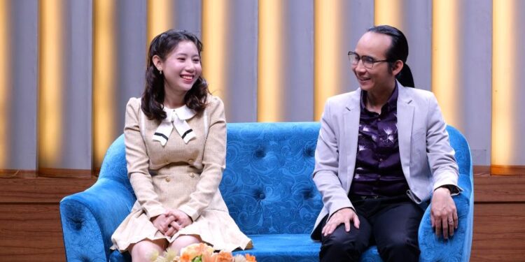 Chuyện tình đẹp của chàng nhạc sĩ khiếm thị Hà Chương và người vợ kém 18 tuổi