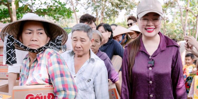 Hoa hậu Hoàng Thanh Nga giản dị trong hành trình thiện nguyện tại xã Bình Chánh