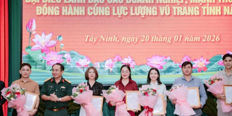 Hoa hậu Hoàng Thanh Nga xúc động trước sự ghi nhận từ Bộ Chỉ huy Quân sự tỉnh Tây Ninh