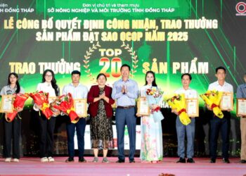 Phó Chủ tịch Hiệp hội sầu riêng Nguyễn Như Thủy Tiên vinh dự nhận bằng sản phẩm đạt sao OCOP 2025