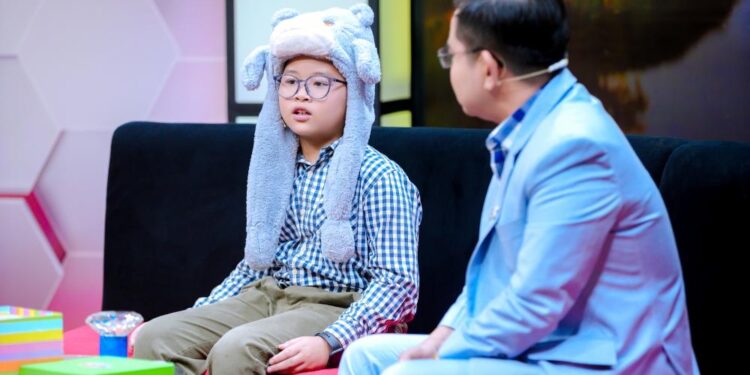 Bé trai 9 tuổi “than phiền” khi làm anh cả sau 5 năm được ba mẹ chiều chuộng