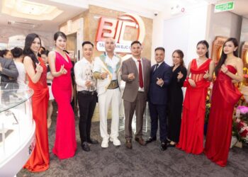 Chấn động phát hiện ca sĩ “tỷ views” A Tuân vừa đeo nhẫn kim cương cho Hoa hậu Sinh viên Hoà Bình Việt Nam