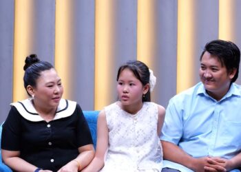 Bé gái nghẹn lòng khi bị bạn bè chọc ghẹo vì có cha mẹ khuyết tật.           