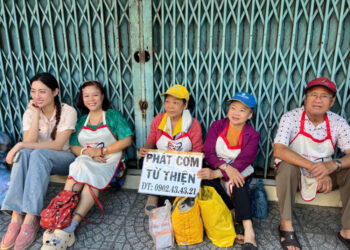 HOA HẬU LƯƠNG THÙY LINH NẤU CƠM CHO BỆNH NHI UNG BƯỚU