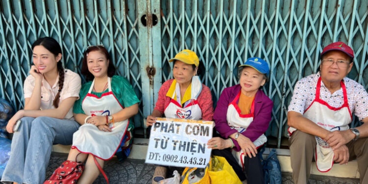 HOA HẬU LƯƠNG THÙY LINH NẤU CƠM CHO BỆNH NHI UNG BƯỚU