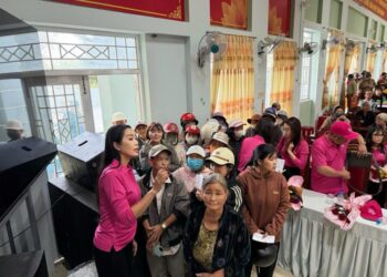 NSND Trịnh Kim Chi mang Tết sớm cho bà con vùng lũ